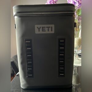 YETI Hopper Backflip 24 Cooler